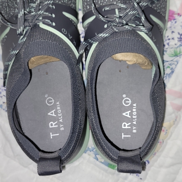 TRAQ by Alegria Lace-Up Sneakers Size 9 Women's - Picture 5 of 7
